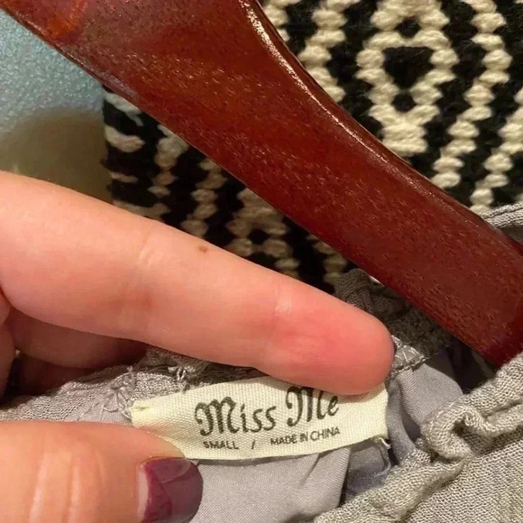 MISS ME TIERED SLEEVELESS GRAY RUFFLE TOP SIZE SMALL - Picture 5 of 8